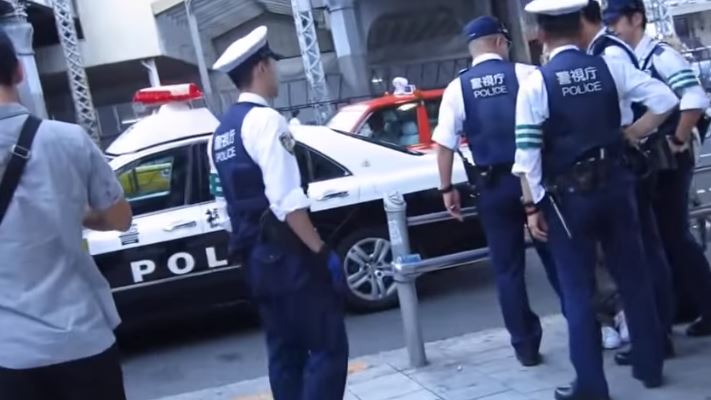 Giappone: un pazzo attacca a coltellate 17 persone. Poi fa karakiri