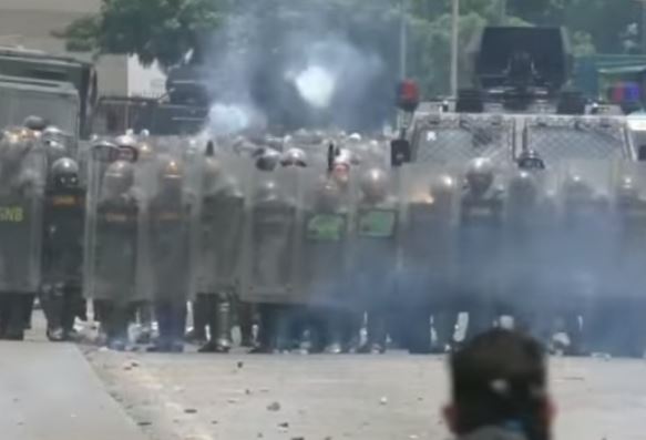 Venezuela. Arrestato leader anti Maduro. Trainato con la sua auto fino al carcere