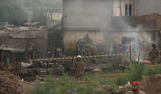 Pakistan: cade aereo militare sulle case. 15 morti