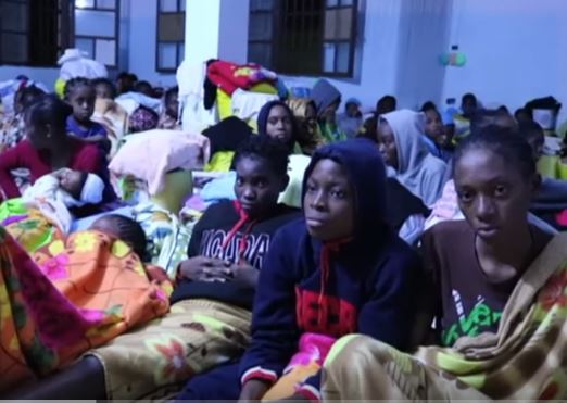 Migranti in Libia: 100 i morti per bombardamento vicino Tripoli