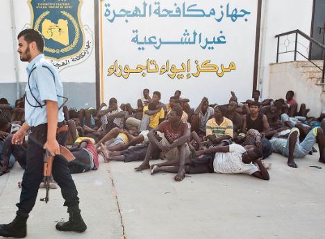 Strage di migranti in Libia. Bombardato centro di detenzione. 40 morti