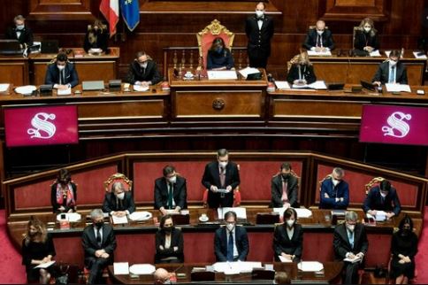 Mattarella: la crisi dev’essere risolta in Parlamento