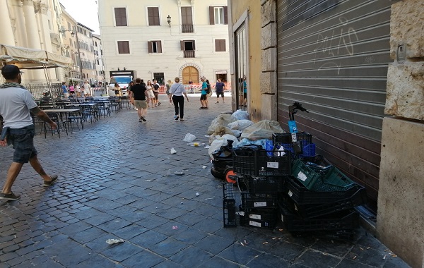 Roma: avevano detto che bastava mandare via la Raggi per risolvere il problema dei rifiuti