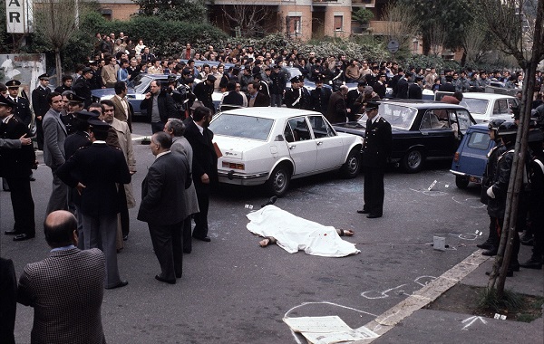 ROME - MARCH THE 16th 1978 - VIA FANI - THE CRIME SCENE OF THE KILLING OF ALDO MORO ' S  BODYGUARDS - POLICE SURVEYING AFTER HIS KIDNAPPING 

ROMA - 16 MARZO 1978 - PANORAMICA DI VIA FANI DURANTE I RILIEVI DELLA POLIZIA SUL LUOGO DEL RAPIMENTO DI ALDO MORO - LA STRAGE DEI SUOI AGENTI DI SCORTA